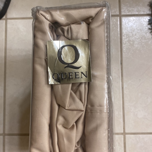 MONROE COLLECTION EGYPTIAN COTTON RICH QUEEN SIZE 4 PIECE SET. - Picture 3 of 4